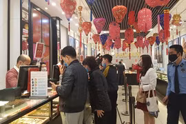 Giao dịch vàng tại doanh nghiệp. (Ảnh: Vietnam+)