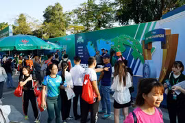 Nhiều vận động viên háo hức đến nhận BIB. (Ảnh: Vietnam+)