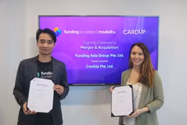 Ông Kelvin Teo, nhà đồng sáng lập và CEO của Funding Societies và bà Nicki Ramsay, nhà sáng lập và CEO của CardUp. (Ảnh: CTV/Vietnam+)