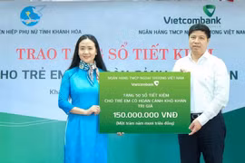 Ông Hồng Quang - Thành viên HĐQT kiêm Giám đốc Khối nhân sự, Chủ tịch Công đoàn Vietcombank trao biểu trưng 150 triệu đồng cho bà Nguyễn Quỳnh Nga - Chủ tịch Hội Liên hiệp Phụ nữ tỉnh Khánh Hòa. (Ảnh: Vietnam+)