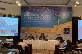 Các chuyên gia của ADB tại buổi họp báo. (Ảnh: Vietnam+)