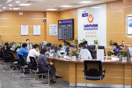 Giao dịch tại LienVietPostBank. (Ảnh: Vietnam+)