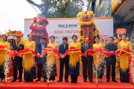 Nghi lễ cắt băng khai trương BAC A BANK Chi nhánh Phú Thọ. (Ảnh: Vietnam+)