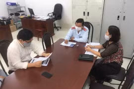 Trong ảnh: Đối tượng N.T. H (đeo kính ngồi bên trái) làm việc với Thanh tra Sở Thông tin và Truyền thông thành phố Cần Thơ. Ảnh: TTXVN phát