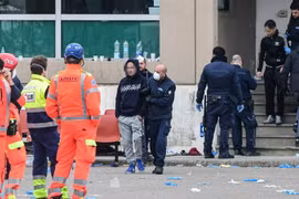 Cảnh sát Italy trấn áp các tù nhân nổi loạn. (Ảnh: Al Jazeera)