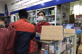 Nhiều cửa hàng tại chợ thuốc lớn nhất miền Bắc đồng loạt treo biển không bán khẩu trang, nước rửa tay cho khách. (Ảnh: Minh Hiếu/Vietnam+)