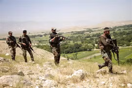 Lực lượng an ninh Afghanistan trong chiến dịch truy quét phiến quân Taliban. (Ảnh: THX/TTXVN)