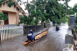 Nhiều tuyến đường ở huyện Quảng Điền, Thừa Thiên-Huế bị ngập sâu. (Ảnh: TTXVN phát)