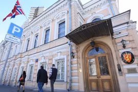 Bên ngoài một cơ sở ngoại giao của Na Uy tại Nga. (Ảnh: Moscow News Agency)