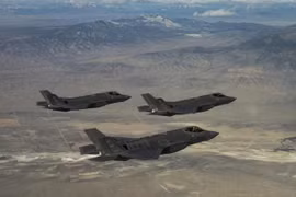 Các máy bay F-35 bay trên không phận UAE. (Nguồn: AW)