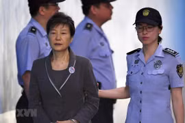 Cựu Tổng thống Hàn Quốc Park Geun-hye tới tòa án quận trung tâm ở Seoul ngày 7/8/2017. (Ảnh: AFP/TTXVN)