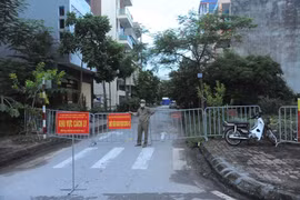 Phong tỏa khu phố Trần Văn Giáp, phường Thanh Bình, thành phố Hải Dương, nơi có nhà BN950. (Ảnh: Mạnh Minh/TTXVN)