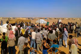 Người dân Syria chờ hàng tiếp viện. (Ảnh: ABC)