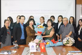 Quang cảnh buổi ký kết hợp đồng.