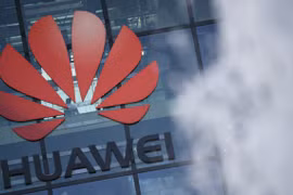 Huawei tiếp tục là ''mục tiêu'' của chính quyền Mỹ. (Ảnh: CNBC)