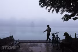 Hồ Hoàn Kiếm trong sương sớm. (Ảnh: Lâm Khánh/TTXVN)