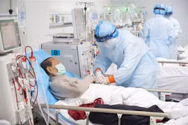 Nhân viên y tế điều trị bệnh nhân nhiễm COVID-19 tại bệnh viện ở Vũ Hán, tỉnh Hồ Bắc, Trung Quốc, ngày 21/3/2020. (Ảnh: THX/TTXVN)