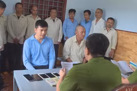 Các đối tượng tại cơ quan Công an. (Ảnh: TTXVN)