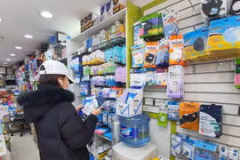 Một cửa hàng bán khẩu trang tai Seoul. (Ảnh: Mạnh Hùng/TTXVN)