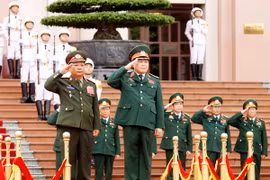 Lễ đón Thượng tướng Chansamone Channhalat Bộ trưởng Bộ Quốc phòng Lào. (Ảnh: An Đăng/TTXVN)