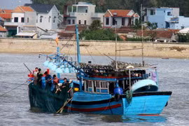 Ngư dân Quảng Ngãi chuẩn bị ngư lưới cụ cho chuyến đi biển. (Ảnh: Phước Ngọc/TTXVN)