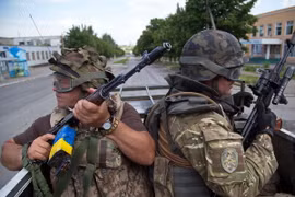 Binh sỹ Ukraine tuần tra tại thành phố miền Đông Mariinka ngày 5/6. (Nguồn: AFP/TTXVN)