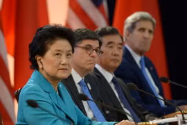 Phó Thủ tướng Trung Quốc Lưu Diên Đông, Bộ trưởng Tài chính Mỹ Jacob Lew, Phó Thủ tướng Trung Quốc Uông Dương và Ngoại trưởng Mỹ John Kerry tại lễ khai mạc đối thoại S&ED ngày 23/6. (Nguồn: THX/TTXVN)