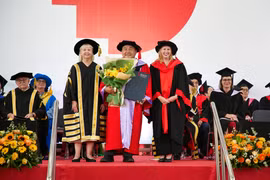Ông Jimmy nhận bằng Tiến sỹ Danh dự của Đại học RMIT. (Ảnh: PV/Vietnam+)