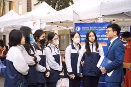 Thí sinh tìm hiểu thông tin về Trường Đại học Luật Hà Nội. (Ảnh: PV/Vietnam+)