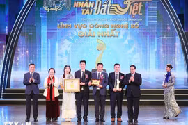 Thủ tướng Phạm Minh Chính và Giáo sư Nguyễn Thị Doan - Chủ tịch Hội Khuyến học Việt Nam trao giải nhất lĩnh vực Công nghệ Số năm 2023 cho nhóm tác giả. (Ảnh: Dương Giang/TTXVN)
