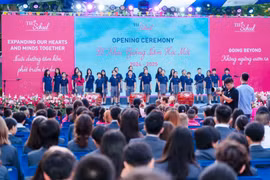 Học sinh đến từ 30 quốc gia của Trường TH School tưng bừng trong lễ khai giảng năm học mới 2024-2025. (Ảnh: PV/Vietnam+)