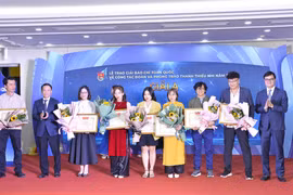 Ban tổ chức trao giải cho nhóm tác giả đoạt giải A. (Ảnh: Minh Đức/TTXVN)
