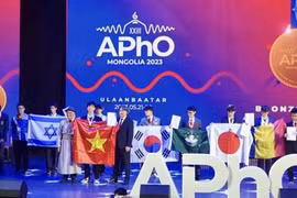 Học sinh Việt Nam nhận Huy chương Đồng tại lễ trao giải năm 2023. (Ảnh: Bộ Giáo dục-Đào tạo)