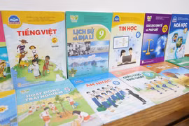 Giá sách giáo khoa mới được xây dựng theo cơ cấu giá đã giảm của sách giáo khoa tái bản. (Ảnh: PV/Vietnam+)