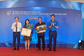 Ban tổ chức trao giải A cho các các tác giả. (Ảnh: PV/Vietnam+)