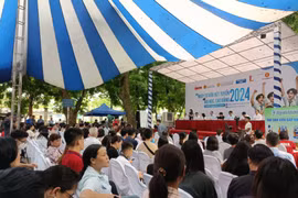 Thí sinh, phụ huynh nghe tư vấn từ các chuyên gia. (Ảnh: PV/Vietnam+)
