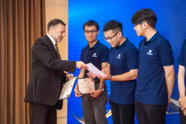 Ban tổ chức trao học bổng cho các ứng viên. (Ảnh: PV/Vietnam+)