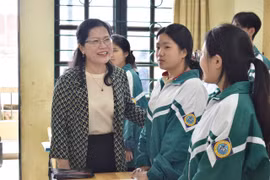 Thứ trưởng Bộ Giáo dục và Đào tạo Nguyễn Kim Chi động viên học sinh ôn thi tốt nghiệp tại tỉnh Lào Cai. (Ảnh: Bộ GD-ĐT)