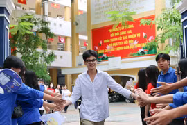 Thí sinh Hà Nội dự thi vào lớp 10. (Ảnh: TTXVN)