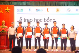 Các sinh viên Trường Đại học Công nghiệp nhận học bổng. (Ảnh: BTC)