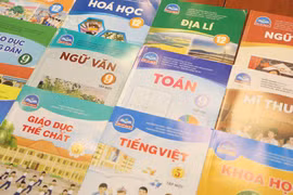 Sách giáo khoa bộ Chân trời sáng tạo. (Ảnh: PV/Vietnam+)