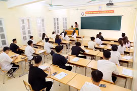 Thí sinh dự thi môn Toán. (Ảnh: TTXVN)