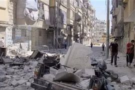 Cảnh đổ nát ở Aleppo sau một vụ nã rocket. (Nguồn: Reuters)