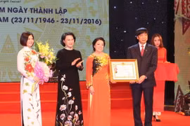 Chủ tịch Quốc hội Nguyễn Thị Kim Ngân trao tặng Huân chương Lao động hạng Nhì của Chủ tịch nước cho Hội Chữ thập Đỏ Việt Nam. (Ảnh: Trọng Đức/TTXVN)