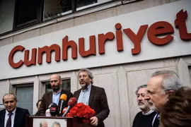 Nhà báo Can Dundar (phải) và Erdem Gul (trái) trả lời báo giới sau khi được trả tự do tại Istanbul, Thổ Nhĩ Kỳ ngày 26/2. (Nguồn: AFP/TTXVN)