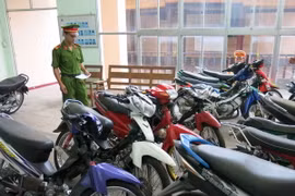 Công an tỉnh Bình Dương kiểm tra số xe máy thu giữ trong một đợt vây bắt. (Ảnh: Hải Âu/TTXVN)