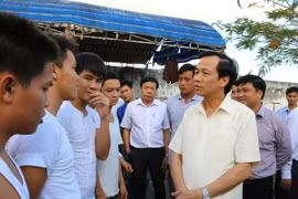 Bộ trưởng Bộ Lao động Thương binh và Xã hội Đào Ngọc Dung với học viên cai nghiện tại Cơ sở điều trị cai nghiện ma túy Đồng Nai. (Ảnh: Sỹ Tuyên/TTXVN)