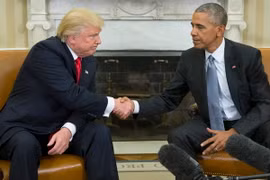 Tổng thống Barack Obama (phải) và Tổng thống mới đắc cử Donald Trump (trái) trong cuộc gặp tại Nhà Trắng ngày 10/11. (Nguồn: EPA/TTXVN)