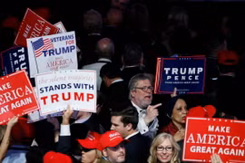  Những người ủng hộ vui mừng sau khi ứng viên Donald Trump giành chiến thắng trong cuộc bầu cử Tổng thống Mỹ, tại New York ngày 8/11. (Nguồn: EPA/TTXVN)