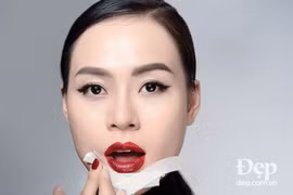 Môi nhũ đỏ dẫn đầu xu hướng trang điểm mùa cuối năm